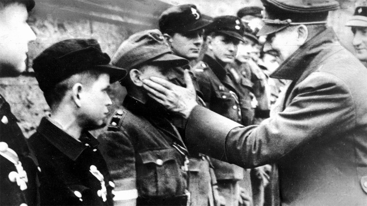Kanzler Merz und das Kind mit der Bundeswehrmütze