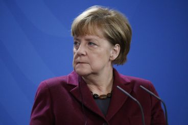 München. Stehende Ovationen für Merkel. Für was denn? Von wem denn?