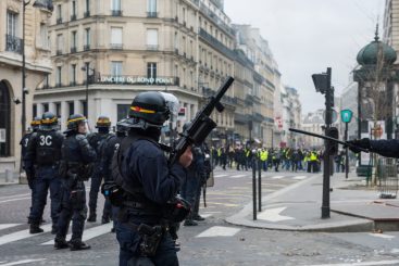 Polizeigewalt gegen eine 19jährige Französin u.a.m.  – ein trauriges Kapitel in der neueren Geschichte unseres großen Nachbarn. Von Marco Wenzel.