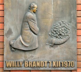 Vom Sichvertragen zur Konfrontation und Kriegsvorbereitung. Ein schreckliches Zeugnis der Konfrontation bei Zeit online.