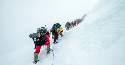 “Über Leichen gehen” – Der makabre ”Wegweiser” im Wettkampf um den Gipfel des Mount Everest