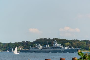 Soll der Welthandel militärisch abgesichert werden? Ist eine solche Subventionierung der sogenannten Globalisierung und des Verkehrs wirklich sinnvoll?