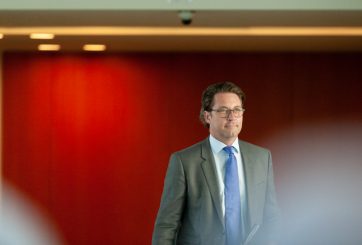 Bescheuert. Ein Minister macht Verträge ohne Rechtssicherheit und sichert so die Profite von Investoren.