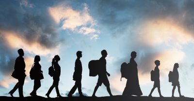 So sehen die offenen Arme von Angela Merkel in der Praxis aus