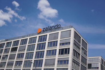 Jeder ein Kollegenschwein. Wie Zalando seine Beschäftigten per Algorithmus zu Petzen, Neidern und Intriganten machen will.