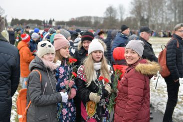 Blockade-Gedenken: Rote Nelken auf dem Piskarowskoje-Friedhof in St. Petersburg