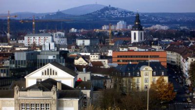 Die neuen Kleider der Stadt – Der Kaiser ist nackt und bedeckt seine Blöße mit einem Leitbild