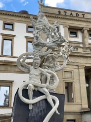 Peter Lenks Laokoon zu Stuttgart 21 ist aufgestellt