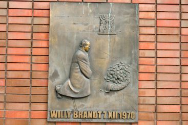 Ein Bundeskanzler kniet nieder – wo gibt‘s denn sowas?