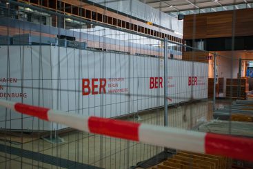 Für immer Baustelle. BER-Hauptstadtairport steht unter Strom und unter Wasser.