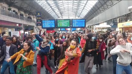 „Wir wollen weiter tanzen“ – in Frankreich wächst der kreative Protest gegen die Corona-Maßnahmen