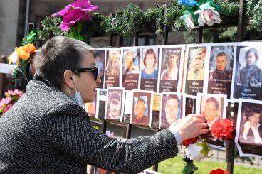 Mit Blumen durch den Metalldetektor – Tausende gedachten am 2. Mai in Odessa der Toten des Brandes im Gewerkschaftshaus