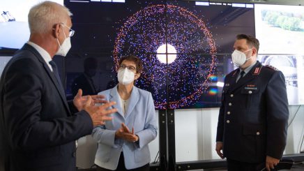 Schon klar, AKK! Jetzt markiert die Bundeswehr auch noch den Weltraumsheriff.