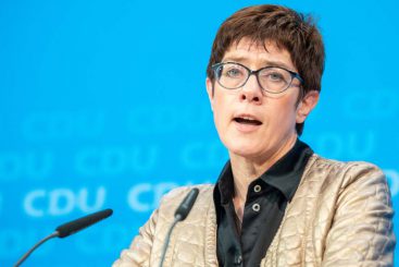 Die Verteidigungsministerin empfiehlt, Russland den Einsatz militärischer Mittel anzudrohen