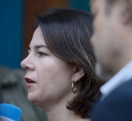 Moskauer Kommentatoren hoffen, dass ein Kanzler Scholz die grüne Außenministerin bremst