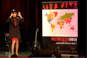 Zwei weitsichtige Stücke von Lisa Fitz