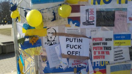 Lettland: Russische Botschaft beschwert sich über Putin-Karikatur vor dem Fenster – Eskalation statt “Appeasement”?