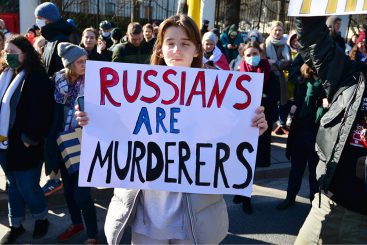 Entlassungen, Kontosperren, Verachtung wegen der Nationalität, Boykotte, Ausschlüsse – dem Russen soll es an den Kragen gehen