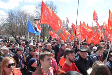 1. Mai in Moskau – Kommunisten stellen sich hinter den Einmarsch