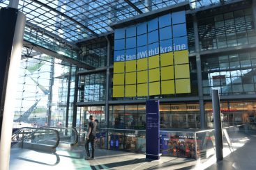 Berliner Bahnhofswerbung: „Stand with Ukraine“