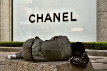 Lange Schlangen vor den Tafeln, lange Schlangen vor Louis Vuitton