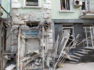 Donezk: Glühender Raketen-Schrott am Nachthimmel