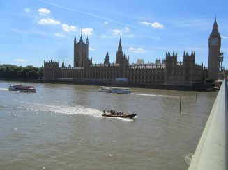 Menschenkette um das Parlament in London und deutsche Premiere von Film über Julian Assange