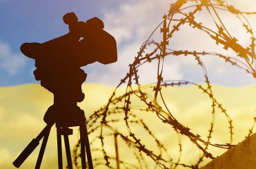 Ukrainischer Geheimdienst entzieht dänischer Star-Reporterin die Akkreditierung und bietet Deal an: Rückgabe bei ausschließlich positiver Berichterstattung