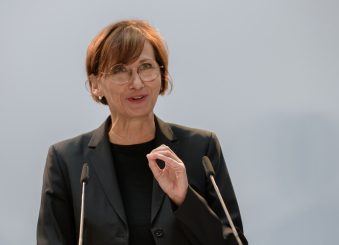 Einbildungsministerin: Stark-Watzinger gipfelt gern auch mal mit sich selbst