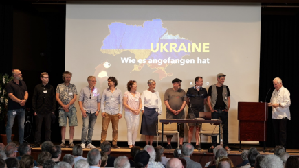 Ein Foto von den Mitarbeiterinnen und Mitarbeitern der NachDenkSeiten – aufgenommen beim Pleisweiler Gespräch