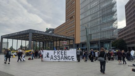 Unterstützer von Julian Assange bleiben am Ball
