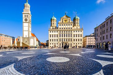 In Israel gibt es Massenproteste gegen den Rechtsruck, in Augsburg massive Medienkampagnen gegen einen Vortrag zu diesem Thema