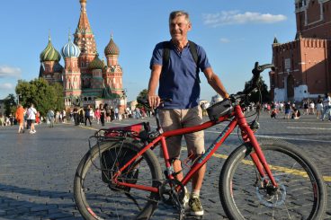 Ein 74 Jahre alter Deutscher wirbt auf Fahrradtour in Russland für Frieden und Verständigung