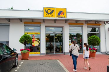 Mensch-Zuletzt-Bank. Für den Profit löst sich die Post in nichts auf.