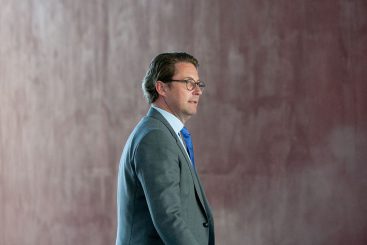 Schleich di! Scheuer macht den Abflug und landet in der Autobranche