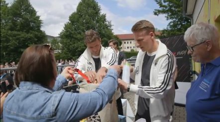 Auftakt für neues Sommermärchen: DFB-Stars schauen bei der Tafel vorbei