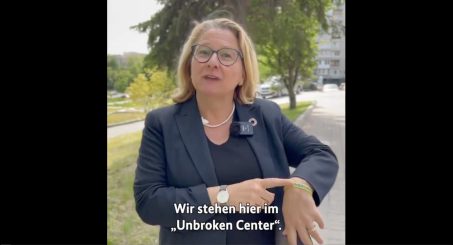 Bundesentwicklungsministerin Schulze: Selbstdarstellung vor Kriegsversehrten