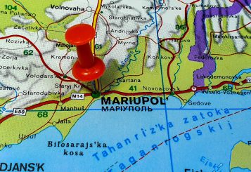 Vor zehn Jahren: Ukrainische Soldaten beschießen Demonstration zum 9. Mai und Polizei-Zentrale in Mariupol