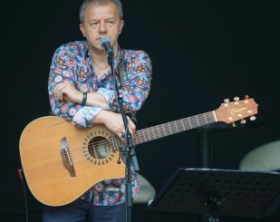 „Friedensberichterstatter“ und Songpoet Tino Eisbrenner: „Der Frieden beginnt dort, wo das Schießen aufhört.“