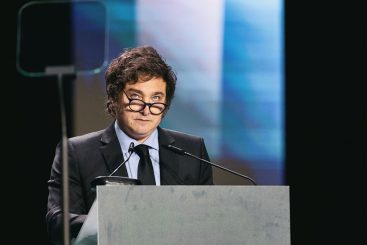 Argentiniens Präsident Milei besucht Deutschland – Beifall und Preis für einen elitären König, einen „Revolutionär des Kapitals“, der sein Volk verachtet