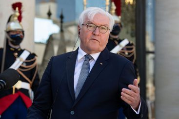 Während Steinmeier und Co. Waffenlieferungen und weitere Aufrüstung gut finden, lehnen Teile seines Volkes, wie die Sachsen, dies ab
