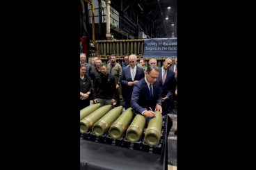 Wertepartner in Aktion: Signierung von demokratischen Bomben gegen Russland