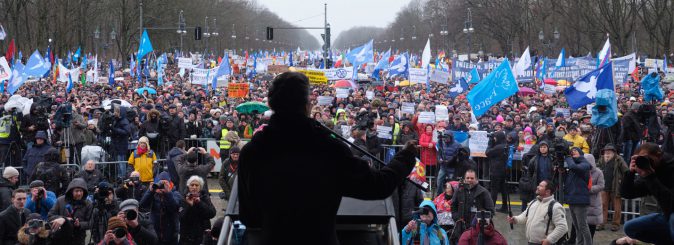 Ohne Druck von unten wird sich nichts ändern! – Warum wir dringend eine kraftvolle „Friedensbewegung 2.0“ brauchen