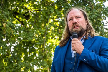 Hofreiter bezeichnet Wagenknecht als „eine der schlimmsten Kriegstreiberinnen“ Deutschlands – dann wird Gandhi wohl bald zum Kriegsverbrecher