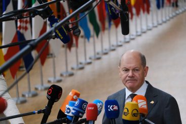 Aktuelles Scholz-Interview: Auch in Frage um Krieg und Frieden „keine roten Linien“ – hat der Kanzler das Grundgesetz vergessen?