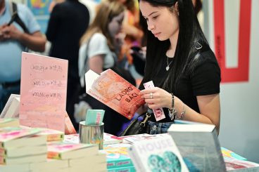 „Friedenspreis“ für Applebaum, Orden für Biden: „Merkt Ihr nischt?“ – Tucholskys Zitat ist auffordernder denn je