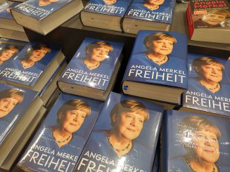 Merkels Buch: Kein Grund zum Lesen, jedoch Anlass zur Kritik an einer kühlen, einst mächtigen Kanzlerin