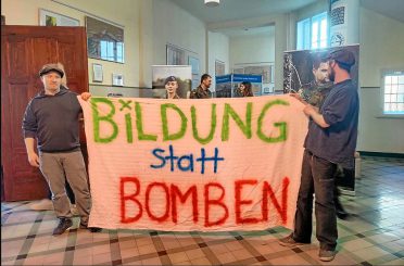 „Bildung statt Bomben“: Schüler protestieren gegen Stand der Bundeswehr an Fachschule in Gotha und erhalten Schulverweis