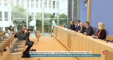 Wenn im deutschen Kulturradio eine Friedensforscherin durch Weglassen auffällt, um das angesagte Wertebasis-Weltbild zu verkaufen