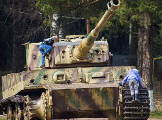 Panzer erziehen keine Kinder! Mannheimer Wissenschaftler rechnen mit Kriegswirtschaft ab